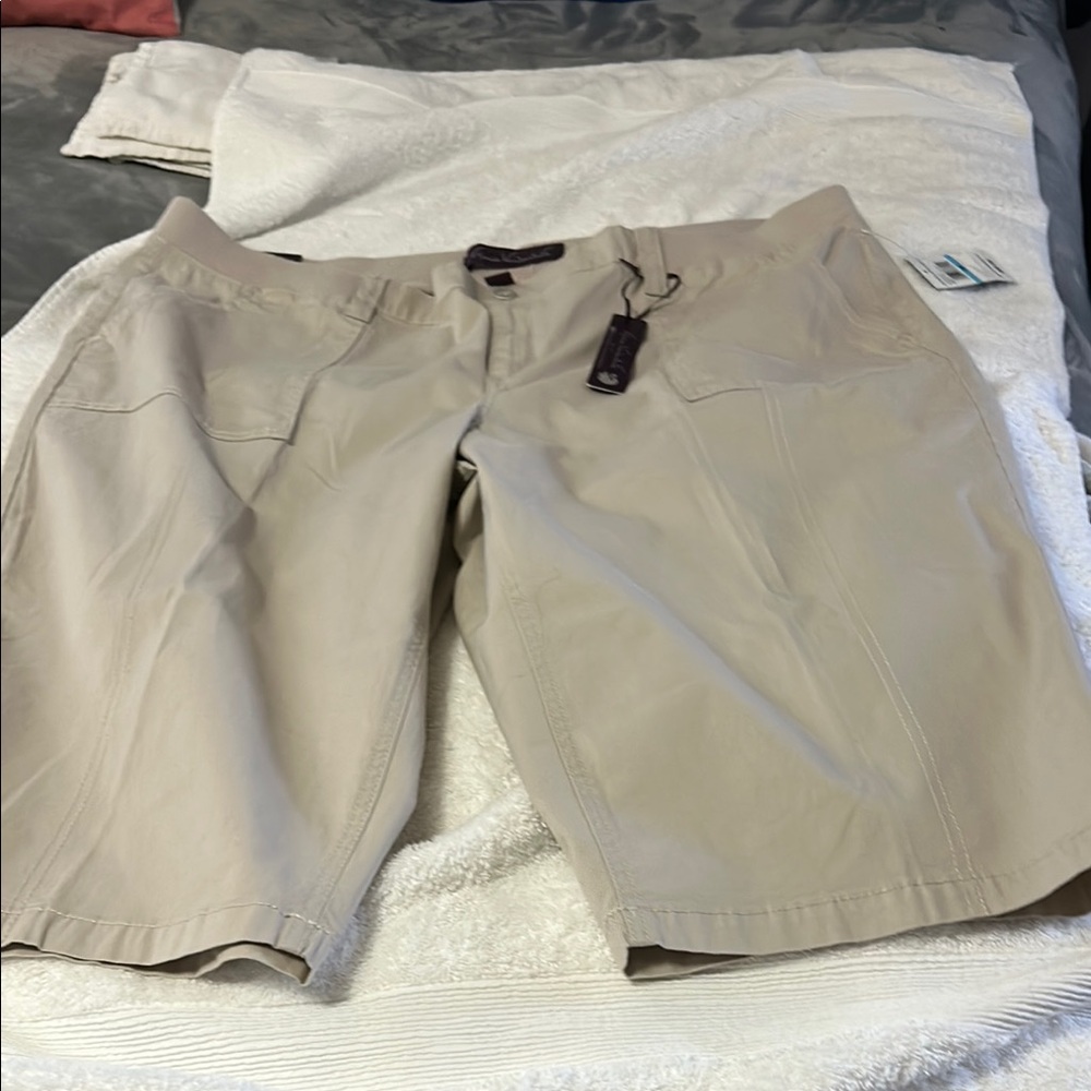 Gloria Vanderbilt Beige Women's Bermuda Shorts